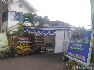 Deretan Karangan Bunga Ucapan Duka di Rumah Eks Wakapolda Sumut