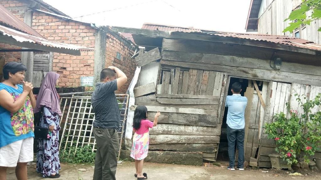 Foto: Before After Rumah Reyot Dewi Sesudah Dibedah TNI Foto: Before After Rumah Reyot Dewi Sesudah Dibedah TNI