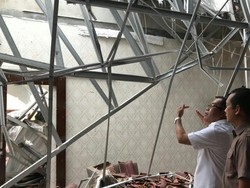 Waduh! Atap Rumah Dinas Bupati di Sumsel Runtuh