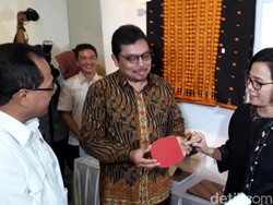 Sahala Bahtiar Borong Kain Istri JK di Lelang Pejabat Negara