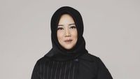 10 Gaya Hijab Risa Saraswati Penulis Danur yang Bikin Pangling