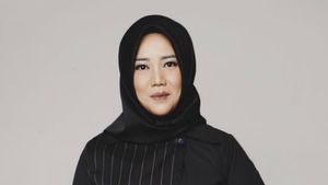 10 Gaya Hijab Risa Saraswati Penulis Danur yang Bikin Pangling