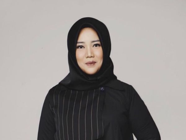 10 Gaya Hijab Risa Saraswati Penulis Danur yang Bikin Pangling