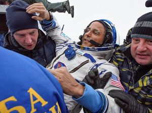 Foto: Ini 3 Astronot yang Mendarat Setelah 168 Hari di Luar Angkasa Foto: Ini 3 Astronot yang Mendarat Setelah 168 Hari di Luar Angkasa