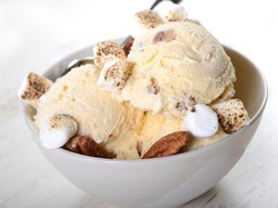Makan Es Krim Super Besar dengan Nuansa Taman Romantis