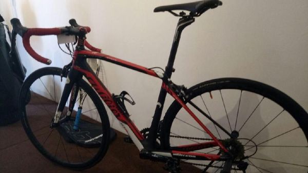 Foto: Raket dan Sepeda Budi Gunawan yang Dilelang Sukarela