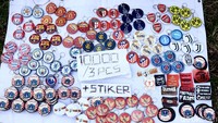 Tak hanya jersey dan syal, para pedagang juga menawarkan pin.