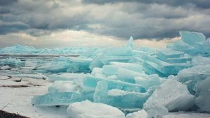 Penampakan Es Biru Langka di Michigan AS