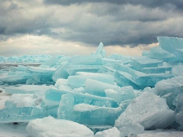 Penampakan Es Biru Langka di Michigan AS