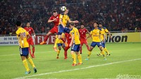 Marko Simic melakukan duel udara dengan pemain Tampines Rovers.