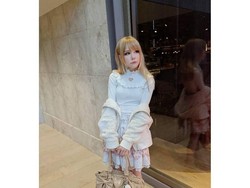 Tampil Seperti Boneka Hidup, Wanita Ini Diejek Sebagai Simbol Seks