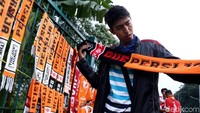 Sejumlah atribut seperti syal dijual disini.
