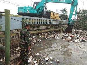 Alat Berat Keruk Sampah Menumpuk di Sungai Cikeruh Bojongsoang Alat Berat Keruk Sampah Menumpuk di Sungai Cikeruh Bojongsoang