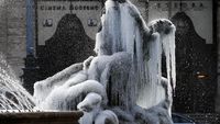 Foto: Cantiknya Air Mancur di Roma Saat Membeku