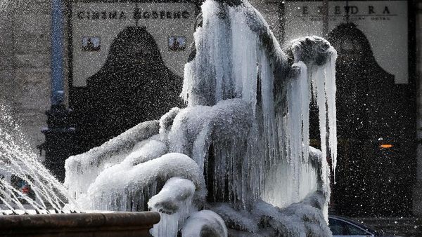 Foto: Cantiknya Air Mancur di Roma Saat Membeku