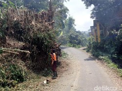 Material Longsor Tutup Separuh Jalan Alternatif Ambarawa-Bandungan
