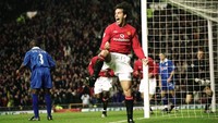Ruud van Nistelrooy (23 gol) di Manchester United, Premier League 2001/2002. Nistelrooy langsung tancap gas pada musim pertama di MU, yang juga musim debutnya di Premier League. Jumlah itu cuma terpaut dua gol dari musim tersuburnya di Premier League -- 25 gol di 2002/2003. (Foto: Alex Livesey /Allsport)