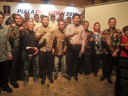 Sejumlah legenda sepakbola, dan wasit mendapat apresiasi pada penutupan turnamen pra musim tersebut. Hadir juga dalam acara tersebut perwakilan dari TNI Brigjen TNI Sapriyadi dan Kapolda Metro Jaya Irjen Idham Azis , Walikota Tangsel Airin, anggota DPR RI Misbakhun, Ketua OC Berlinton Siahaan dan sejumlah legenda sepakbola, wasit. Foto: dok. Piala Presiden 2018