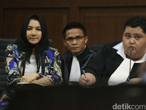 Saksi Akui Terima Uang untuk Diserahkan ke Bupati Rita Saksi Akui Terima Uang untuk Diserahkan ke Bupati Rita
