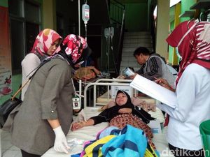 Korban Keracunan Nasi Kotak di Sukabumi Jadi 51 Orang Korban Keracunan Nasi Kotak di Sukabumi Jadi 51 Orang