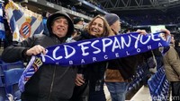 Fans Espanyol merayakan kemenangan tim kesayangan mereka di RCDE Stadium, Rabu (28/2/2018) dini hari WIB.