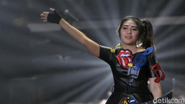 Aksi Lucu Via Vallen dan Slank