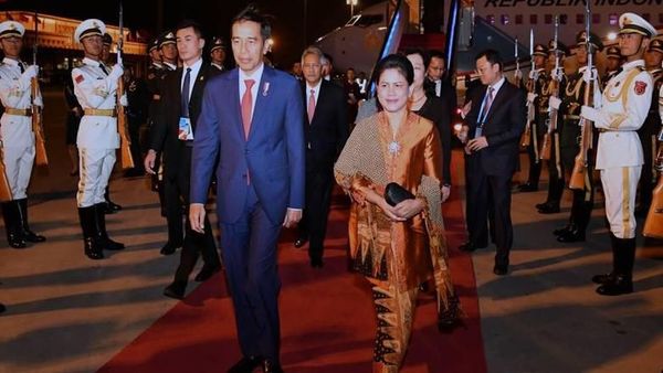 7 Momen Iriana Jokowi Pakai Tas Asli Indonesia