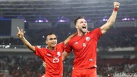 Marko Simic merayakan gol bersama Riko Simanjuntak.