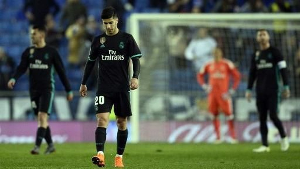 Pemain Madrid Marco Asensio tertunduk lesu usai timnya dikalahkan Espanyol. (Foto: Josep LAGO/AFP)