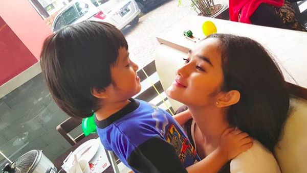 Kebersamaan si Mamah Muda Faby Marcelia dan Jagoan Ciliknya