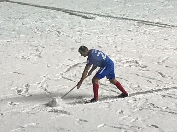 Cuaca Buruk di Sepakbola: Pemain Kerja Bakti sampai Tertimpa Billboard