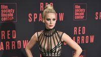 Deretan Gaya Jennifer Lawrence dengan Gaun Seksi Promosikan Film Red Sparrow