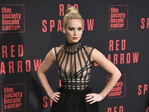 Deretan Gaya Jennifer Lawrence dengan Gaun Seksi Promosikan Film Red Sparrow Deretan Gaya Jennifer Lawrence dengan Gaun Seksi Promosikan Film Red Sparrow