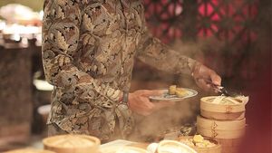 Gemar Kulineran, Robby Purba Cicip Es Cincau Jahe hingga Dimsum
