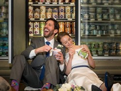 Mengesankan, Pasangan Ini Menikah di Supermarket