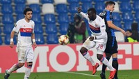 Tangu Ndombele pemain Lyon Lain yang jago dribel. Setiap laga 3,7 kali melewati lawan, tinglat kesuksesannya 74 persen. (Foto: Alessandro Sabattini/Getty Images)