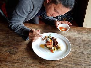 10 Gaya Santai Chef Chandra Yudasswara Menikmati Makanan