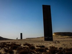 Pelat Baja Raksasa Menyeruak di Gurun Pasir Qatar