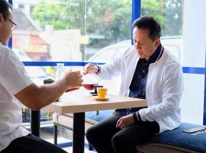 Pecinta Kopi, Begini 10 Gaya Ngopi Triawan Munaf yang Kekinian Pecinta Kopi, Begini 10 Gaya Ngopi Triawan Munaf yang Kekinian
