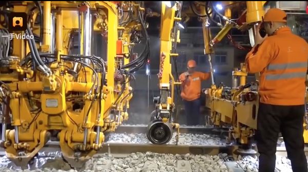 Foto: Wuih! China Cuma Butuh 9 Jam Bangun Stasiun Kereta Ini