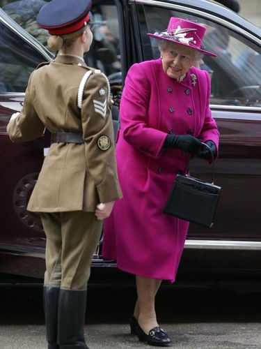 Gaya Ratu Elizabeth II yang Tidak Pernah Ganti Tas Selama 60 Tahun