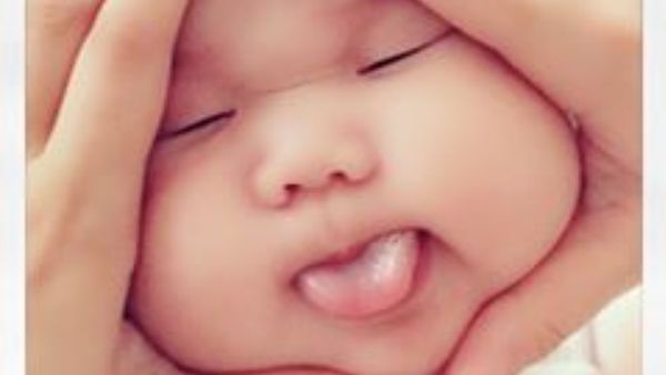 Parade Wajah Menggemaskan Bayi yang Berpose Onigiri