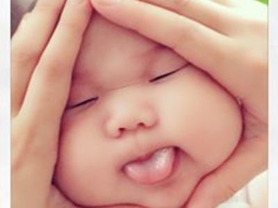 Parade Wajah Menggemaskan Bayi yang Berpose Onigiri