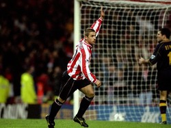 Akademi Southampton terbukti jadi salah satu yang terbaik di Inggris dan dunia. Mereka sudah menelurkan pemain-pemain seperti Alan Shearer, Gareth Bale, Luke Shaw, Adam Lallana, dan Alex-Oxlade Chamberlain. Yang di foto ini? Ia adalah Kevin Phillips yang pernah jadi sensasi di Premier League. Ia masih satu-satunya pemain Inggris yang memenangi Sepatu Emas Eropa. (Foto: Shaun Botterill /Allsport)
