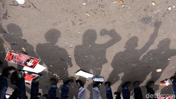 Buruh BUMN Berunjuk Rasa Tolak Outsourcing