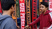 Aktivitas jual beli Jakmania dengan penjual atribut.