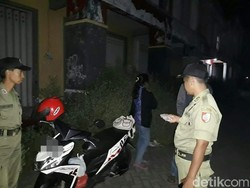 Pasangan Mesum Ini Digerebek Saat Bermesraan di Ruko Kosong