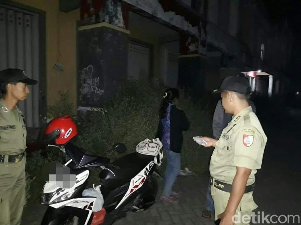 Pasangan Mesum Ini Digerebek Saat Bermesraan di Ruko Kosong Pasangan Mesum Ini Digerebek Saat Bermesraan di Ruko Kosong