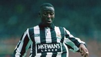 9. Andrew Cole. 414 laga, 187 gol = 0,45 gol per pertandingan. Foto: Allsport UK/Getty Images