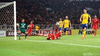 Serangan demi serangan dilancarkan oleh Persija.
